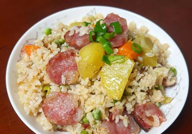 隔几天就要做一次铁锅焖饭，饭菜一锅出，鲜香软糯太好吃了