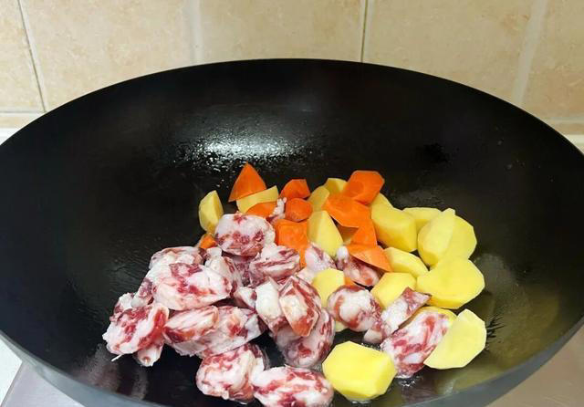 隔几天就要做一次铁锅焖饭，饭菜一锅出，鲜香软糯太好吃了