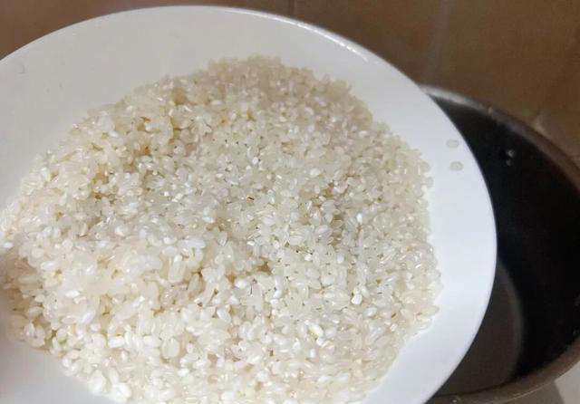 隔几天就要做一次铁锅焖饭，饭菜一锅出，鲜香软糯太好吃了