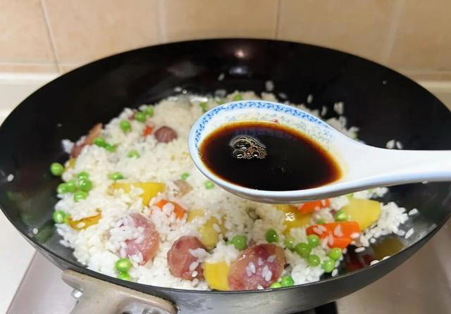 隔几天就要做一次铁锅焖饭，饭菜一锅出，鲜香软糯太好吃了