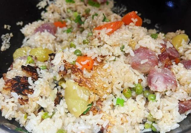 隔几天就要做一次铁锅焖饭，饭菜一锅出，鲜香软糯太好吃了