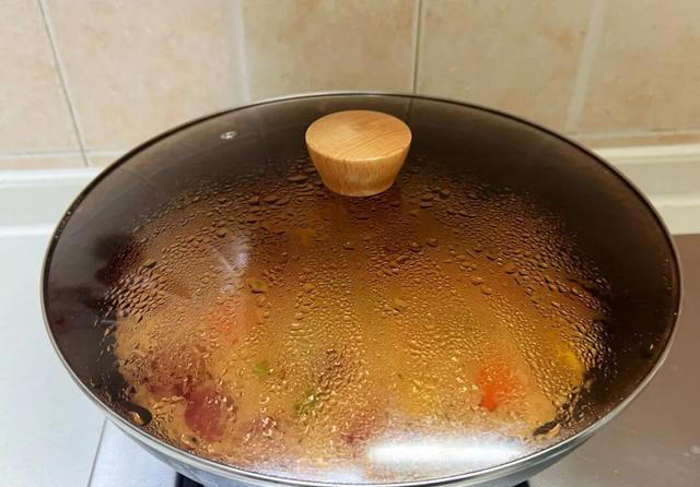 隔几天就要做一次铁锅焖饭，饭菜一锅出，鲜香软糯太好吃了