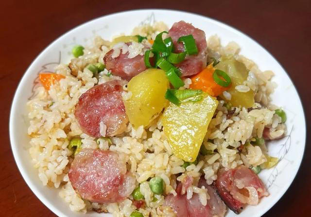 隔几天就要做一次铁锅焖饭，饭菜一锅出，鲜香软糯太好吃了