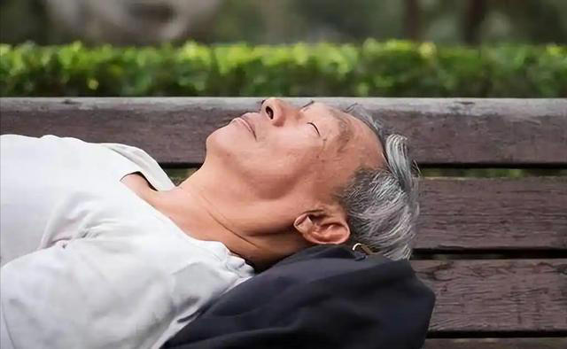 提醒：睡眠不好的人，尽量少吃这几种食物！长期失眠危害不小