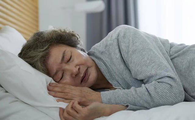 提醒：睡眠不好的人，尽量少吃这几种食物！长期失眠危害不小