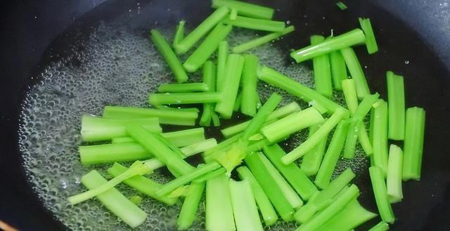 夏季要忌嘴，吃凉不吃寒！建议“少吃2瓜多吃4菜”，营养多元化