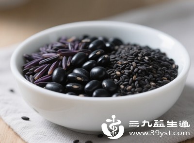 黑豆性平味甘,具有补肾滋阴、益精明目的作用;黑芝麻性平,富含不饱和脂肪酸和维生素E,能滋阴补肾、润肠通便 黑豆性平味甘,具有补肾滋阴、益精明目的作用;黑芝麻性平,富含不饱和脂肪酸和维生素E,能滋阴补肾、润肠通便