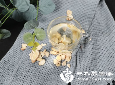 饮用西洋参进补，会造成“闭门留寇”，让体内的寒气、热气、炎症无法正常排出，导致病症迁延不愈，加重咳嗽、发热、咽痛症状