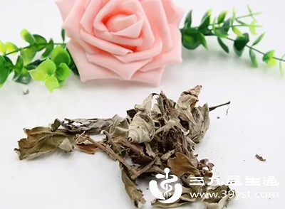 艾草性温，若本身属于热性体质（如经常口干舌燥、咽喉肿痛、长痘、便秘）的女性