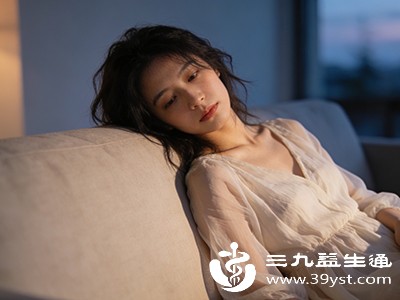 经常感到疲倦乏力、四肢沉重，起床后仍觉得困倦，像“被重物包裹”