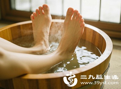 夜间尽量不熬夜刷手机、加班，睡前用温水泡脚，放松身心帮助入睡，减少盗汗