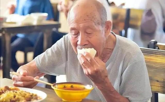 夏天不要太节俭！医生：老年人多吃3种高蛋白食物，提高免疫力