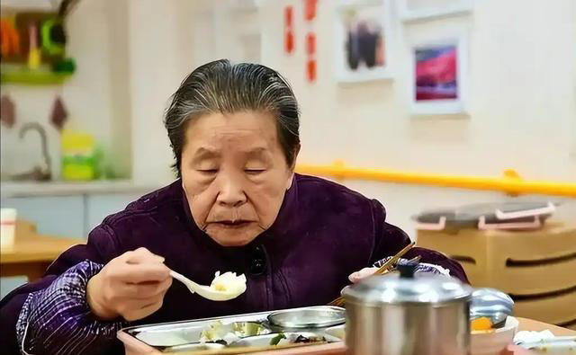 夏天不要太节俭！医生：老年人多吃3种高蛋白食物，提高免疫力