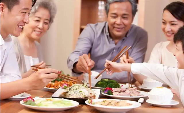 夏天不要太节俭！医生：老年人多吃3种高蛋白食物，提高免疫力