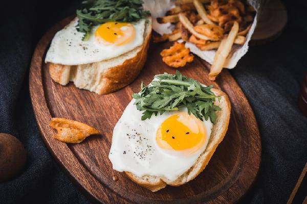 晚饭七分饱被推翻了？医生忠告：过了55岁，吃饭尽量要做到这4点